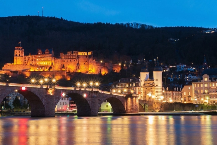 Es werde alles orange! Hier das bekannte Heidelberger Schloss. Bild: ChiemSeherin/Pixabay.com