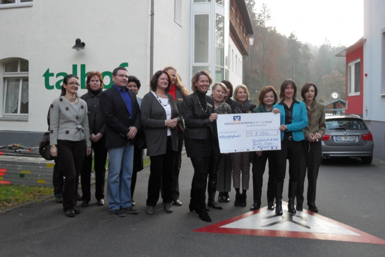Gemeinsame Spendenübergabe aus einer Spendenaktion der Zontaclubs der Metropolregion im Rahmen des Filmfestivals in Ludwigshafen.