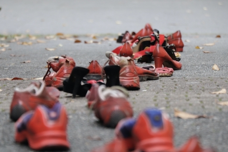 Mit roten Schuhen gedenken wir der Opfer von Femiziden und Gewalt. Bild: Simon Schwab, KFG Heidelberg