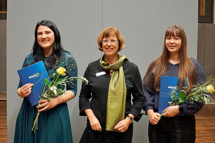 Die Preisträgerinnen Gina-Maria Trunte und Janine Kreschel mit Präsidentin Monika Mölders-Felgenhauer (Mitte). Bild: PH Heidelberg